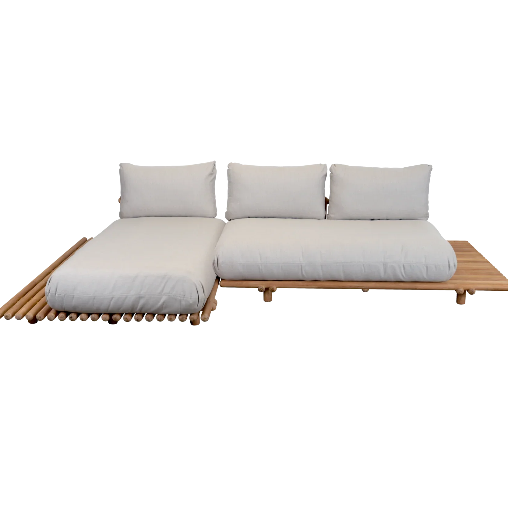 Cane-line STICKS Lounge-Sofa in Teak mit hellbraunen Rise-Polstern – skandinavisch inspiriertes Gartenmöbel mit natürlichem Flair