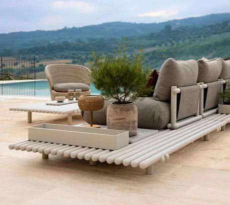 STICKS Sofa von Cane-line mit Aluminiumgestell auf moderner Poolterrasse – stilvolles Outdoor-Arrangement für entspannte Sommertage