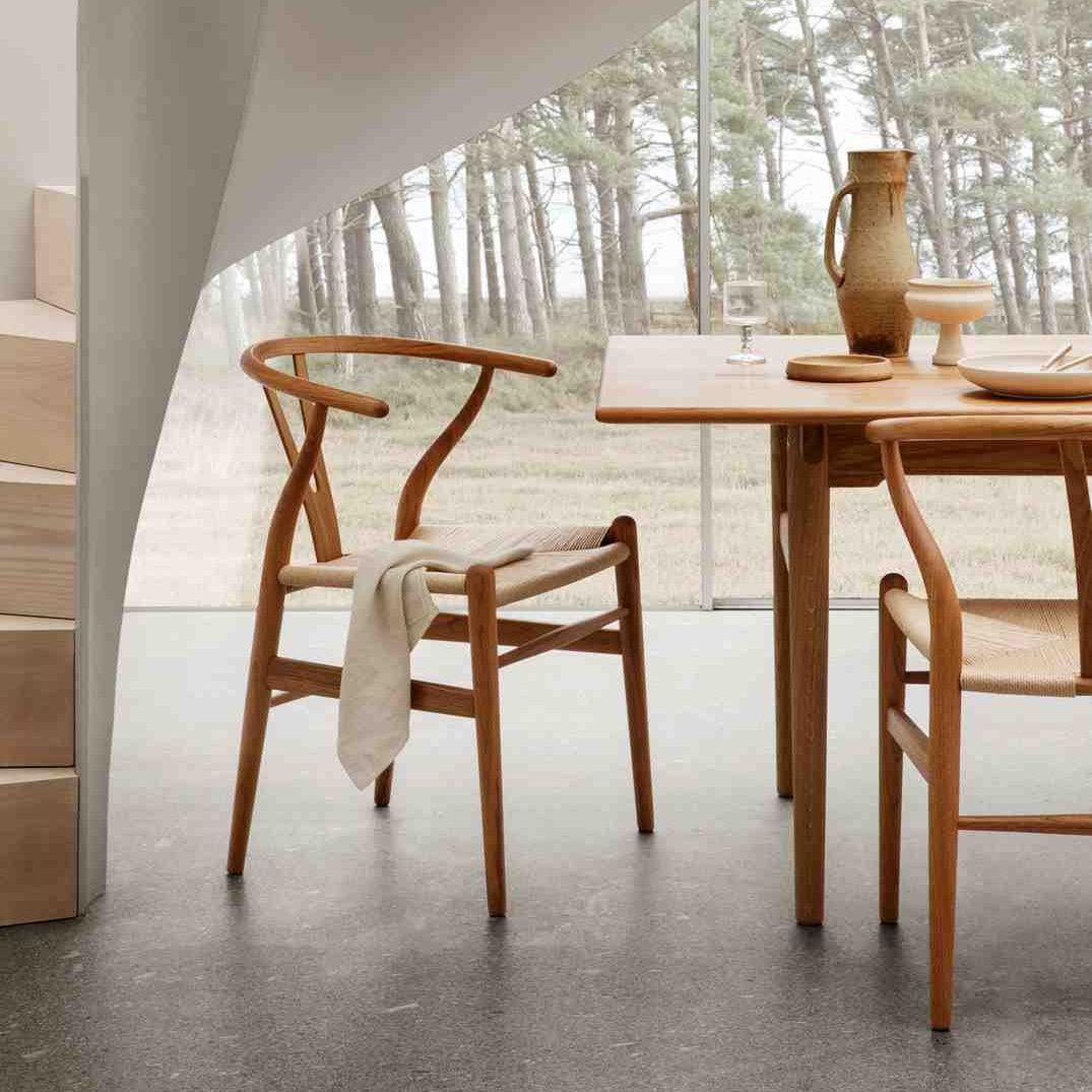 Wishbone Chair von Carl Hansen & Søn aus Massivholz in einem modernen Essbereich mit passendem Holztisch.