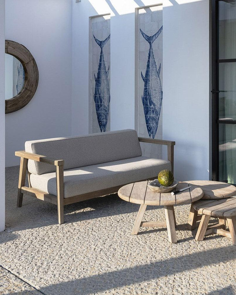 Gartensofa COPENHAGUE von Gommaire im Garten – komfortabler 2-Sitzer mit wetterfestem Polster, ideal für natürliche Outdoor-Bereiche