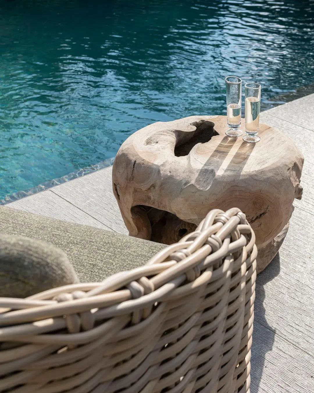 Gommaire Couchtisch ROOT BALL am Pool – stilvolle Kombination aus organischer Form und mediterranem Outdoor-Stil
