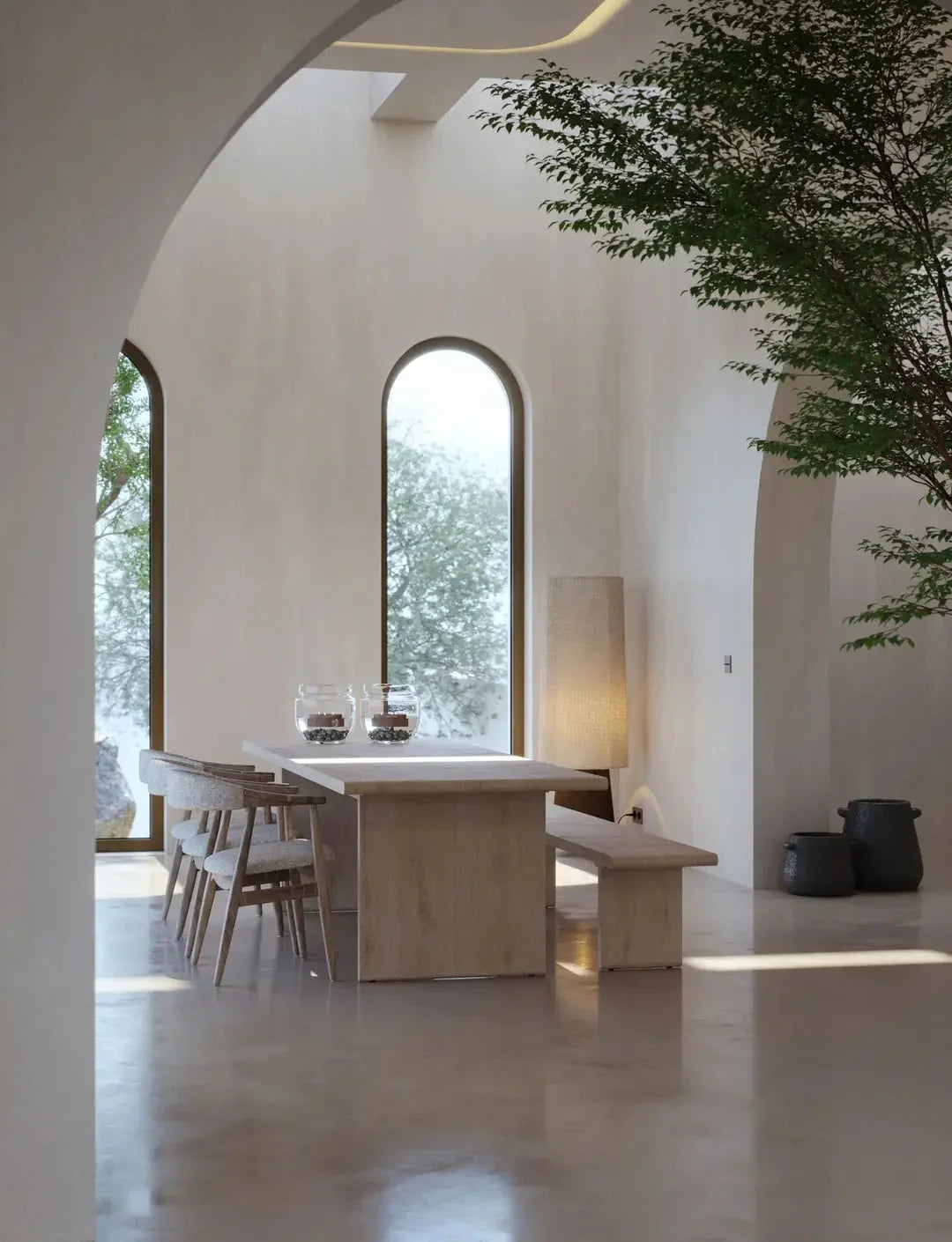 DRAKE Esstisch aus naturbelassenem Teakholz, kombiniert mit modernen Stühlen in einem hellen Esszimmer – harmonische Einrichtung mit Designfokus und Naturmaterialien