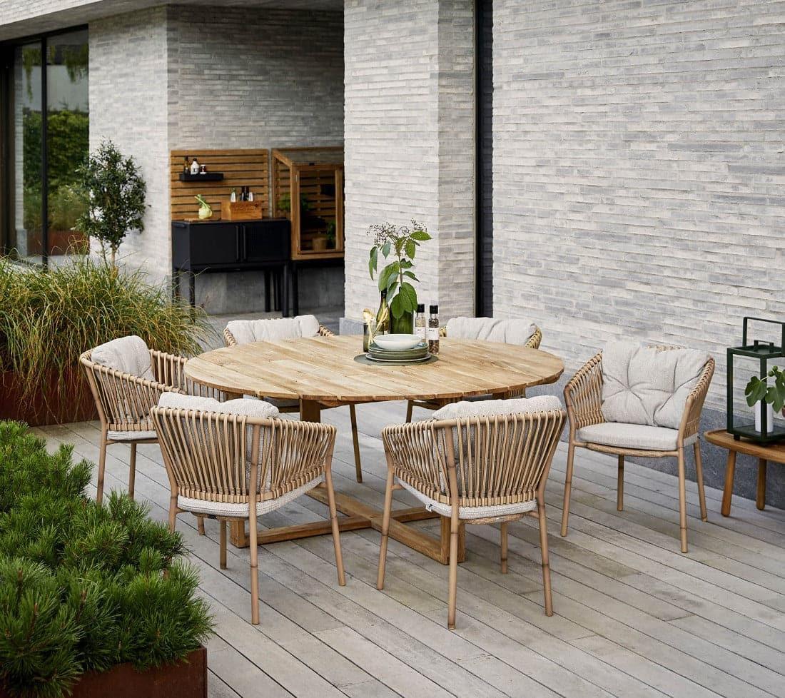 Großer runder Endless Gartentisch aus zertifiziertem Teakholz mit Ø170 cm mit genügend Platz für mehr als 6 Personen.