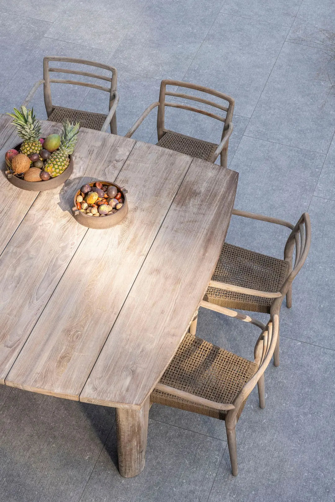 Esstisch MIGUEL quadratisch im Garten – stilvoller Gommaire Teaktisch in Lounge-Umgebung, ideal für entspannte Mahlzeiten im Freien