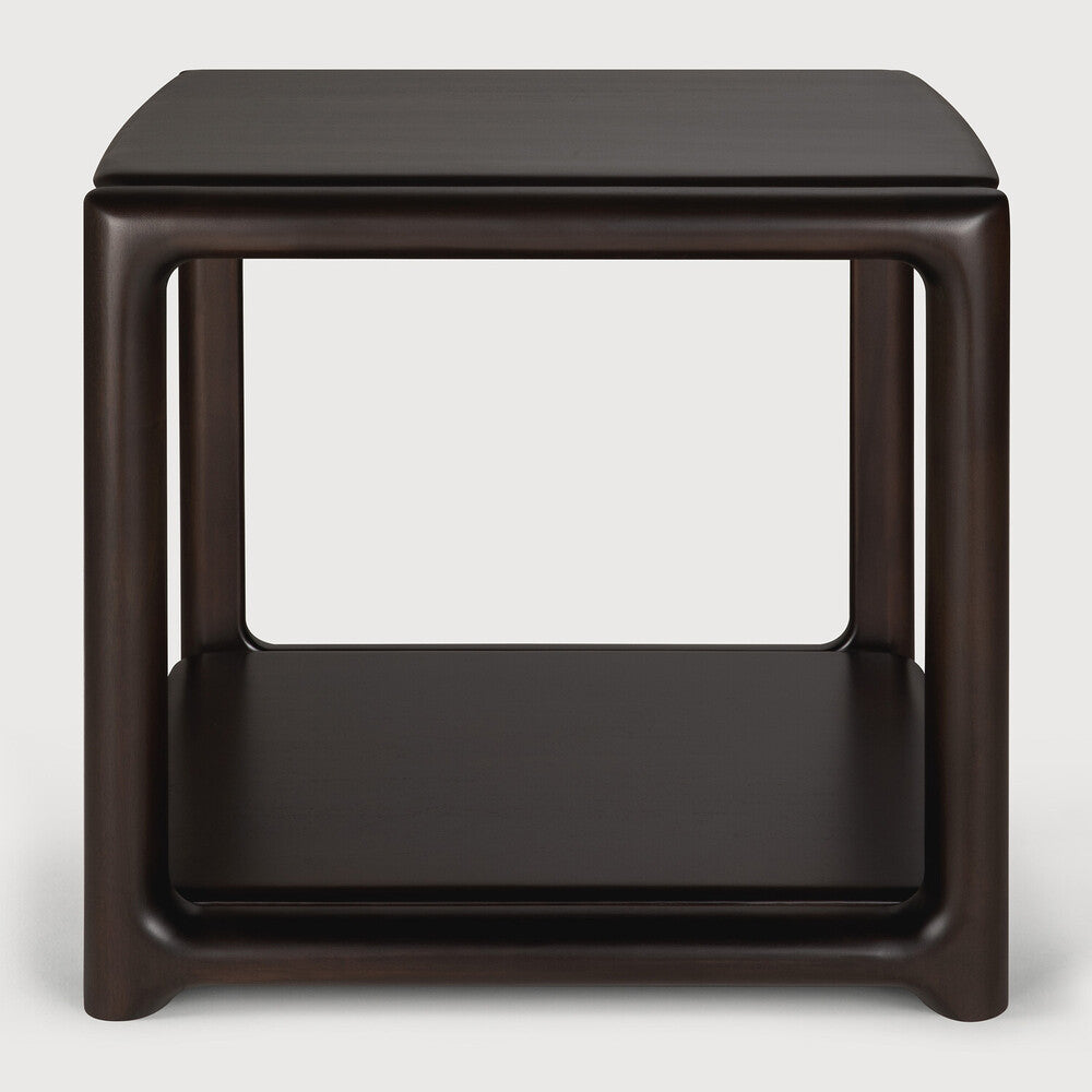 Table d'appoint Ethnicraft EDA en acajou massif, couleur Rose Brown, aux formes légèrement arrondies et aux lignes fluides vue de face.