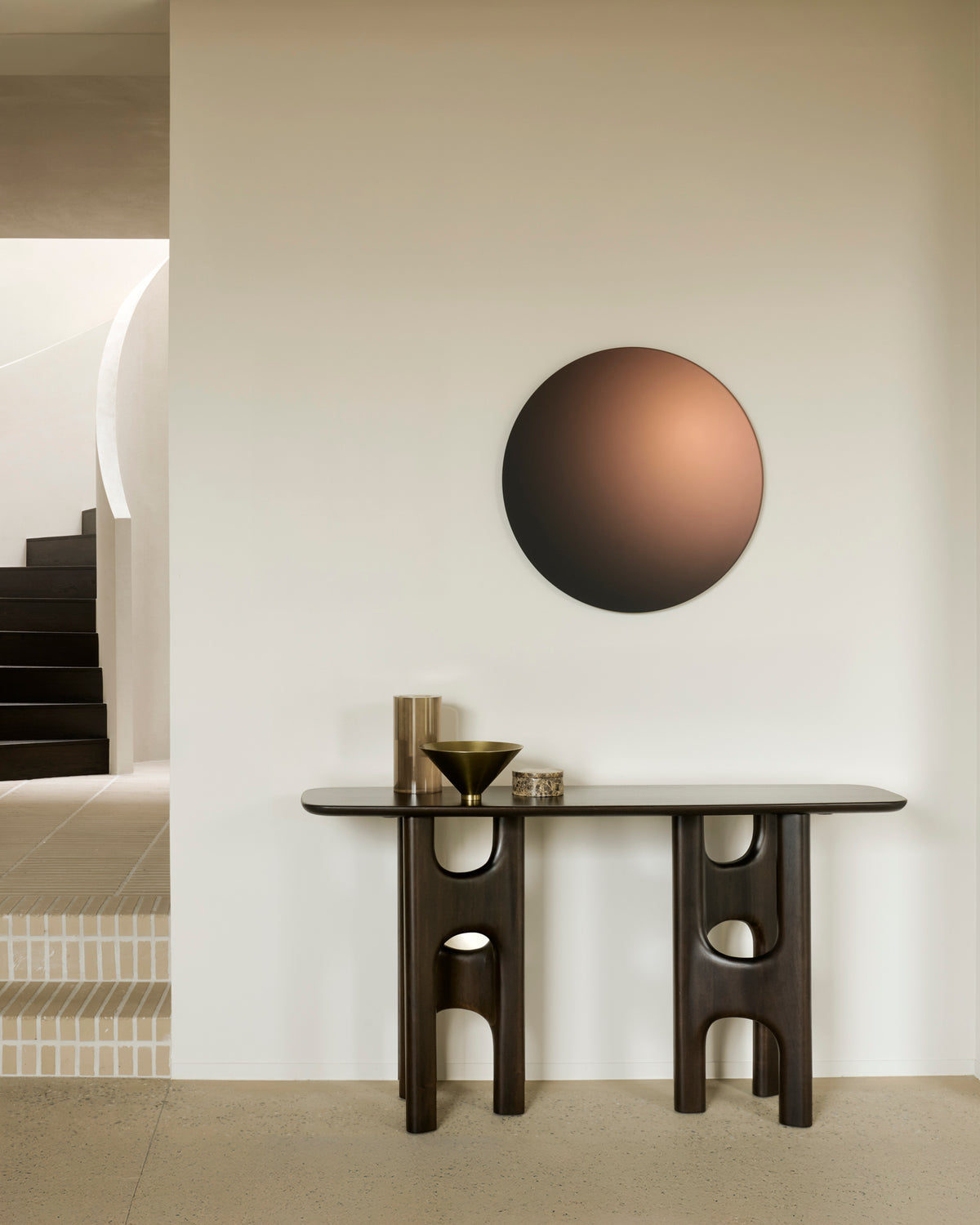 Console Ethnicraft FLOW en acajou, couleur Rose Brown, utilisée comme console étroite dans une entrée moderne.