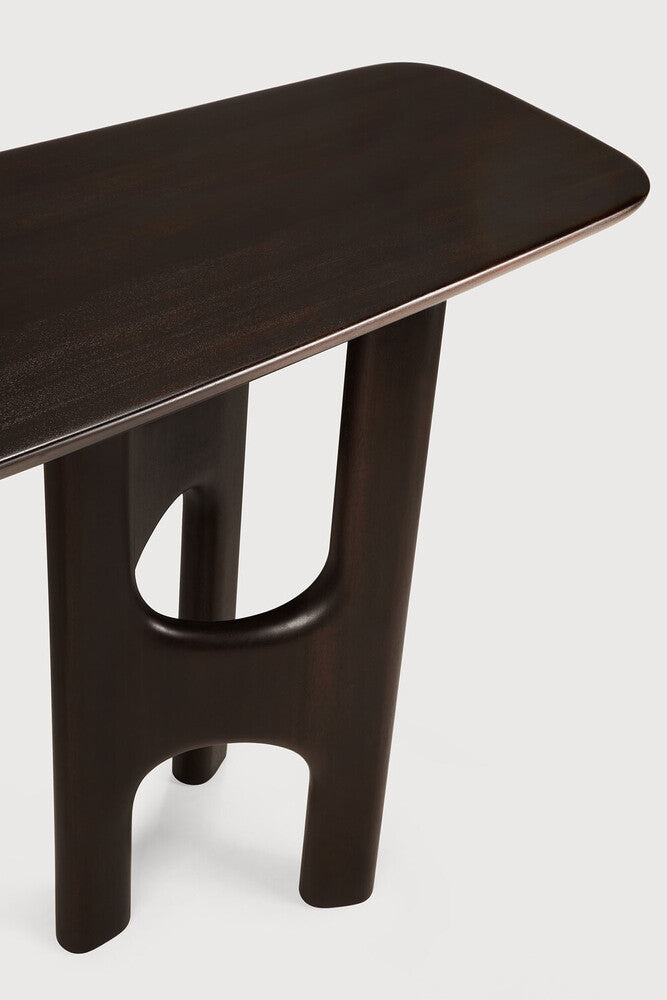Console Ethnicraft FLOW en acajou, couleur Rose Brown – Détail de la surface en bois laqué et du bord arrondi de la table.