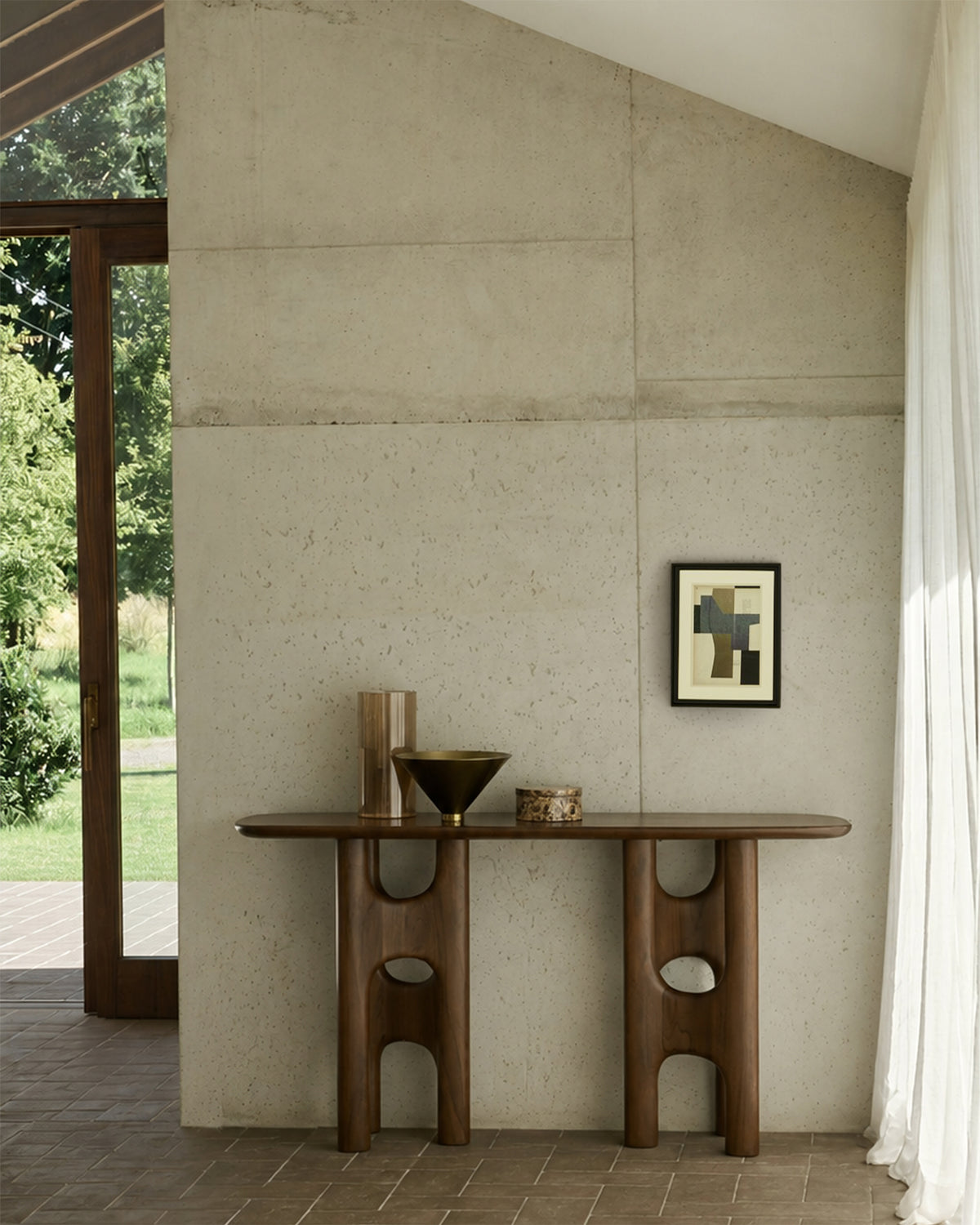 Console Ethnicraft FLOW en teck, couleur Wild Brown – Détail de la surface en bois verni.