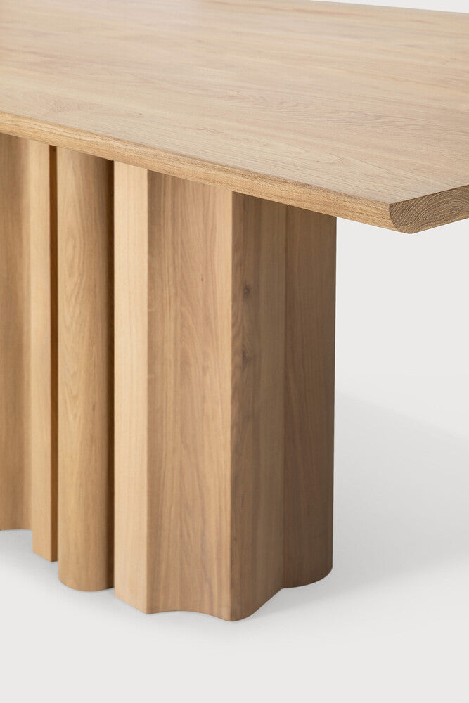 Table à manger Ethnicraft SEQUENCE en chêne massif – Détail de la surface en bois verni et des éléments du piètement disposés de manière rythmée.