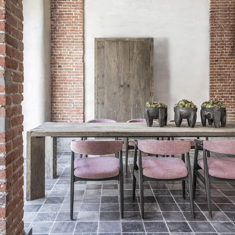 ARCHIE Teakholztisch von Gommaire, elegant integriert in eine Outdoor-Lounge auf der Terrasse – kombiniert mit Gartenstühlen für natürliches Outdoor-Dining