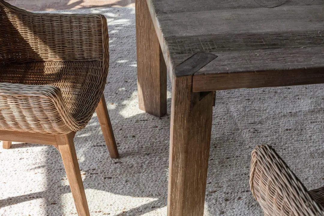 Esstisch ARCHIE von Gommaire in quadratischer Ausführung, stilvoll arrangiert in einem modernen Esszimmer mit Naturmaterialien und Design-Stühlen