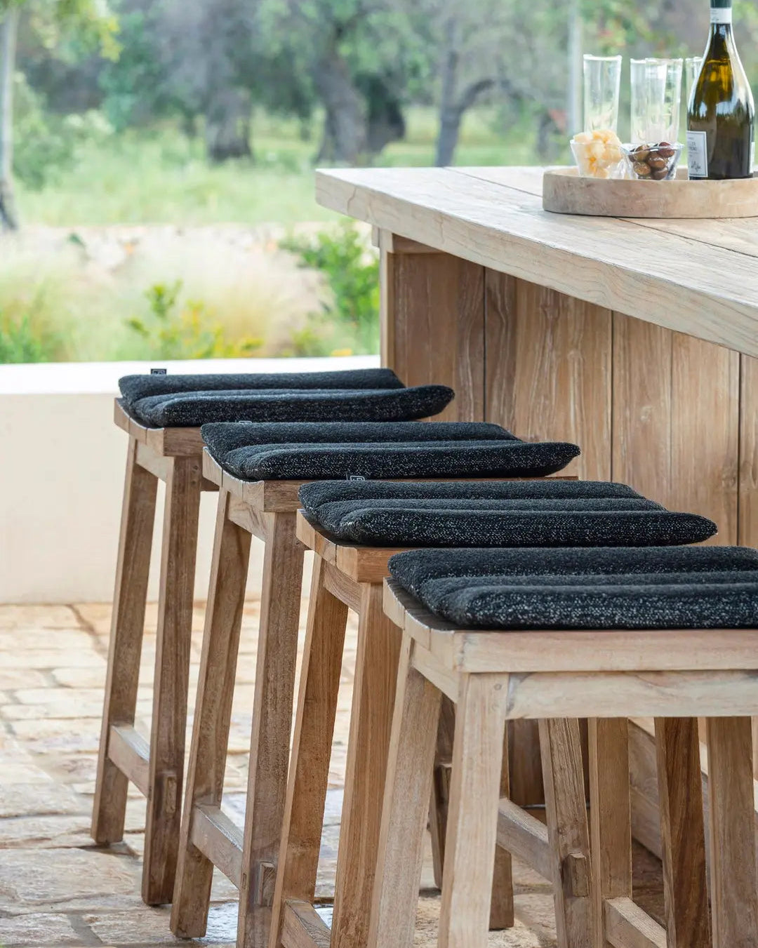 Barhocker ALEXI mit Sitzkissen von Gommaire auf Terrasse – bequeme Barstuhl-Lösung für moderne Outdoor-Lounges und Gartenbars