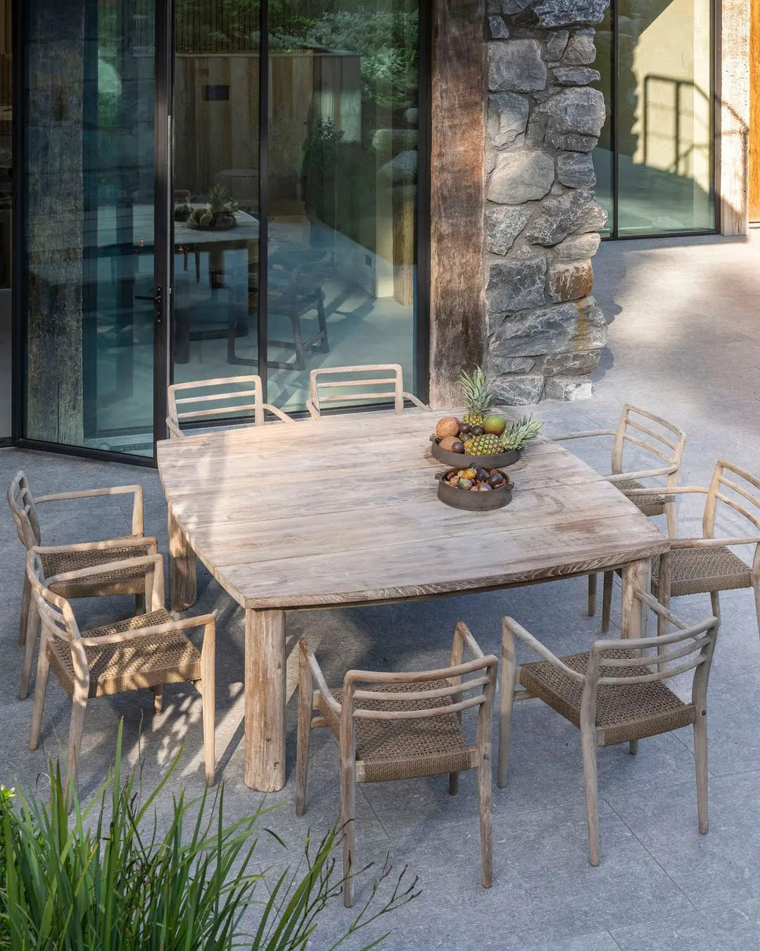 Quadratischer Esstisch MIGUEL von Gommaire auf Terrasse – moderner Teak-Tisch mit vier Gartenstühlen, perfekt für kleinere Outdoor-Essbereiche