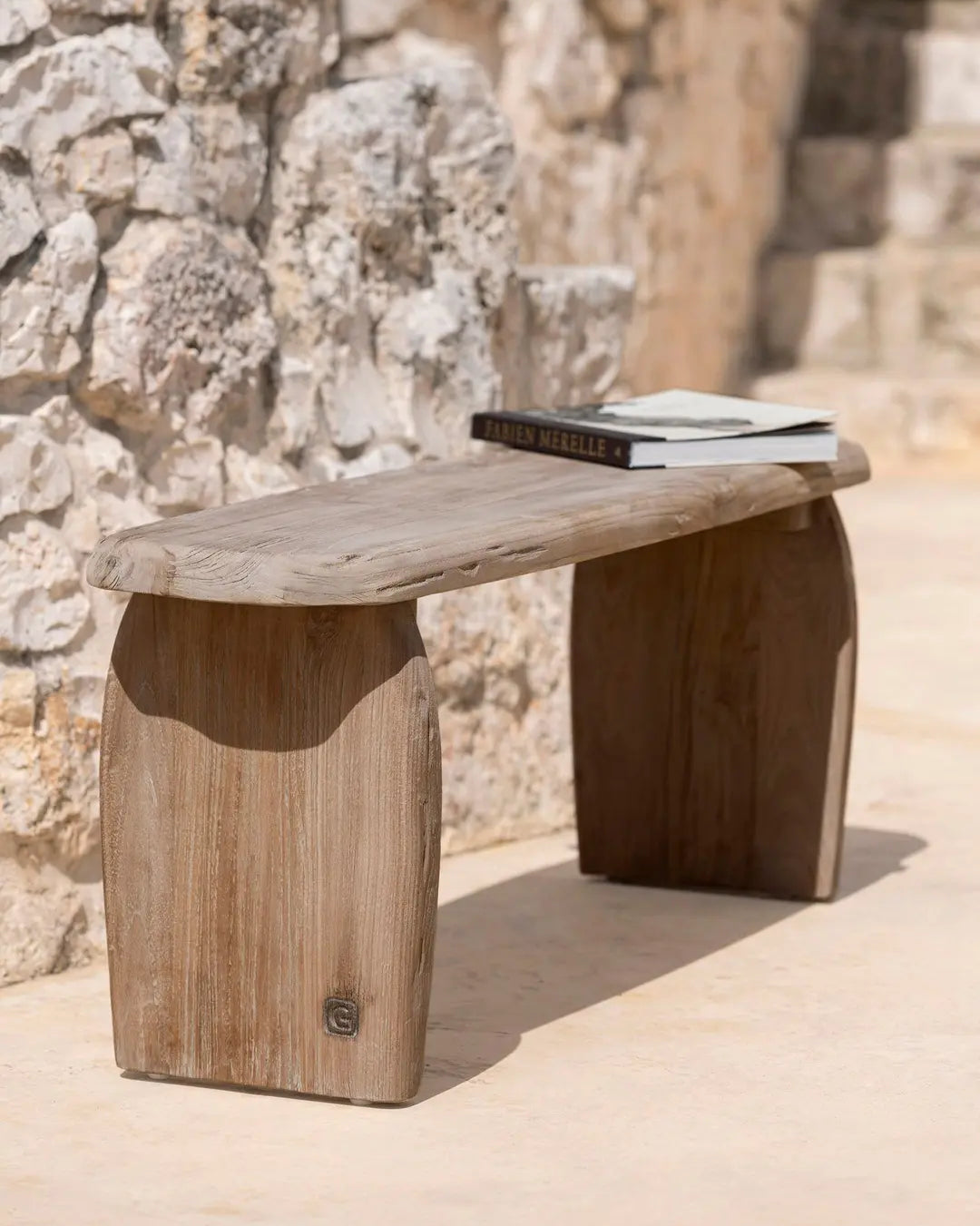 Organically shaped teak bench Pebble by Gommaire in the garden - a harmonious combination of nature and design