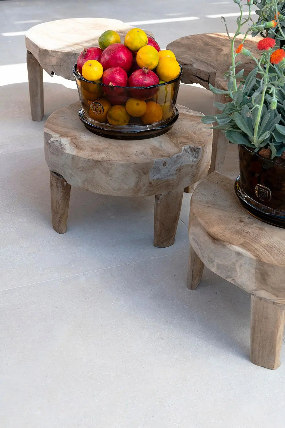 Set de deux Tables d'appoint SAMBA de Gommaire - combinaison élégante en bois naturel comme table basse Outdoor pour les salons de terrasse et les groupes de sièges.