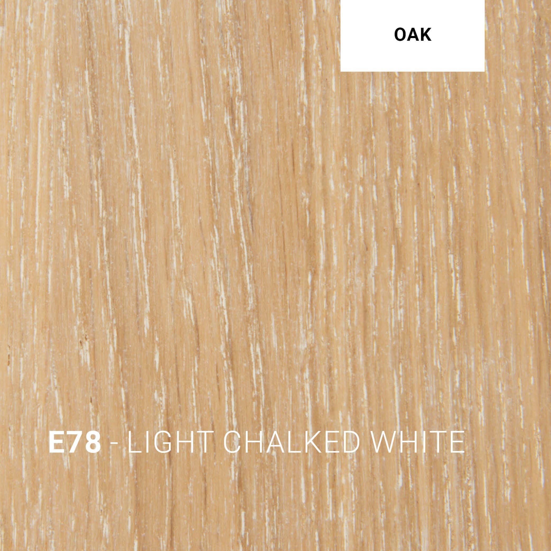 Nahaufnahme der Tischoberfläche in Light Chalked White (E78) – heller, gekalkter Look mit feiner Holzzeichnung