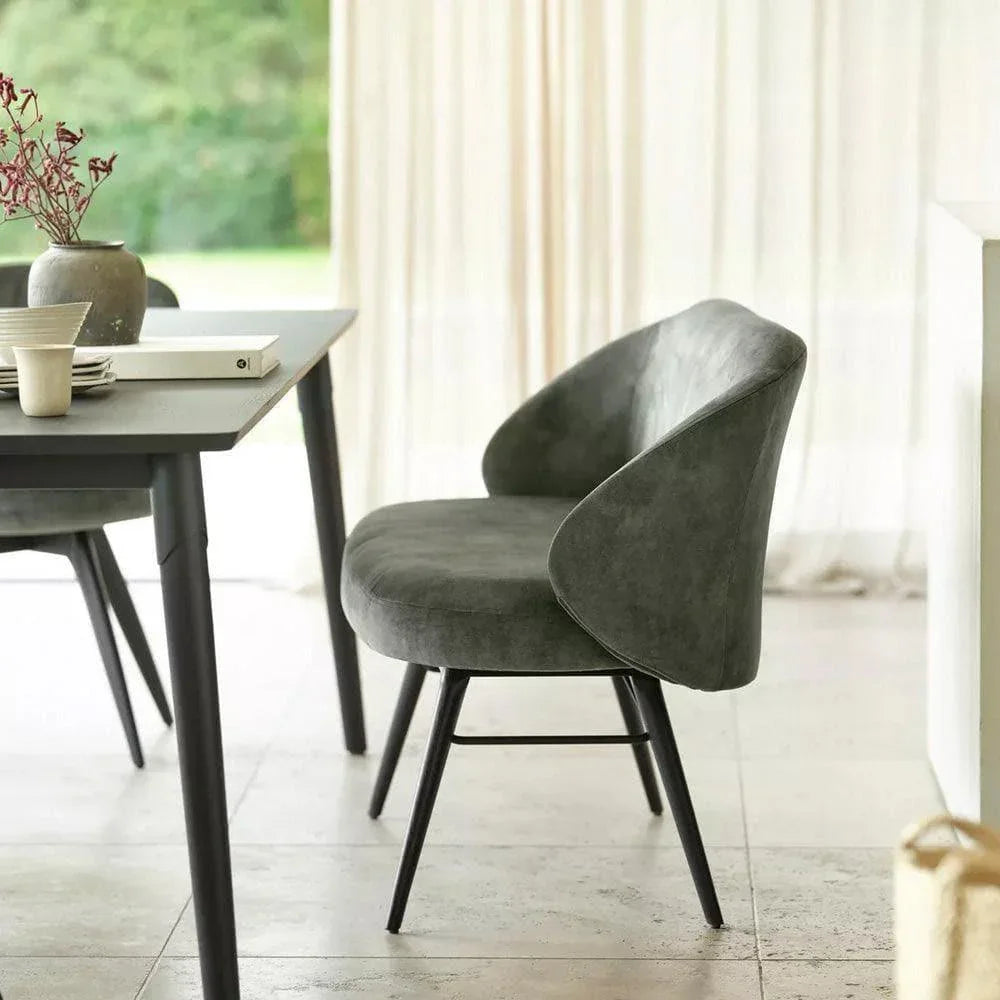 Mobitec Stuhl NEO C0452 in urbaner Loft-Einrichtung – stilvoll arrangiert mit Design-Leuchte