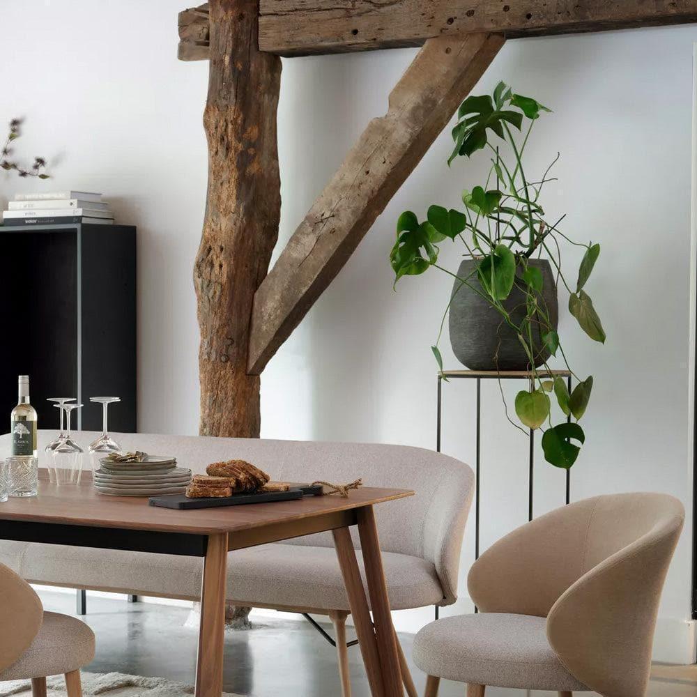 Esszimmer mit Mobitec Stuhl NEO C0652 – harmonisch kombiniert mit Holz-Esstisch und modernen Accessoires