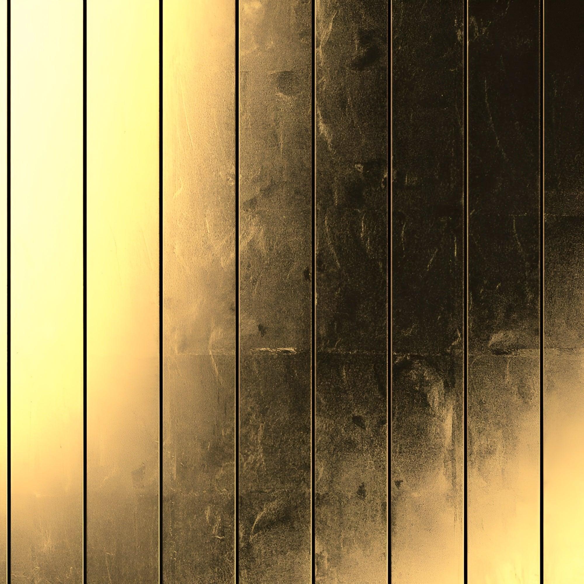 QLOCKTWO MOON DAWN Gold – Nahaufnahme der Lichtstruktur auf der goldenen Oberfläche, reflektierend und samtig