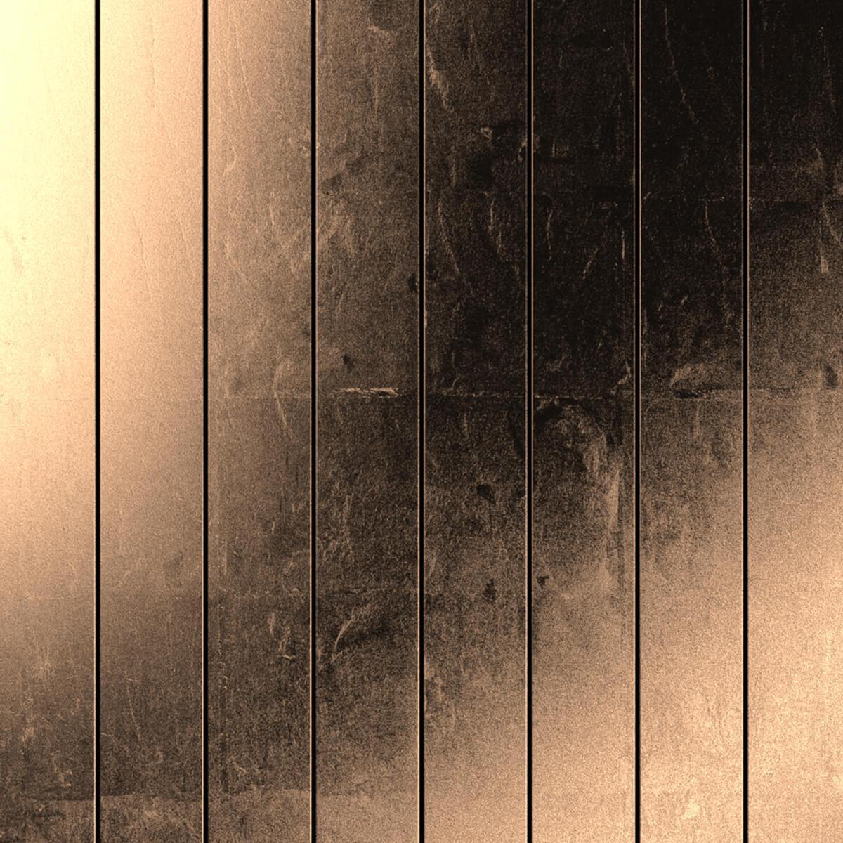 QLOCKTWO MOON DAWN Moon Gold – detailreiche Haptik in gold matter Oberfläche mit warmer Lichtwirkung