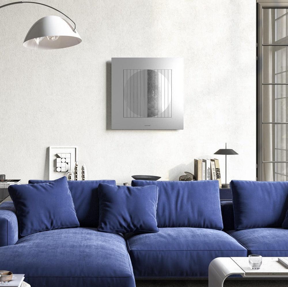 QLOCKTWO MOON DAWN Platinum als Highlight im Showroom – luxuriöses Wandobjekt für High-End-Innenarchitektur