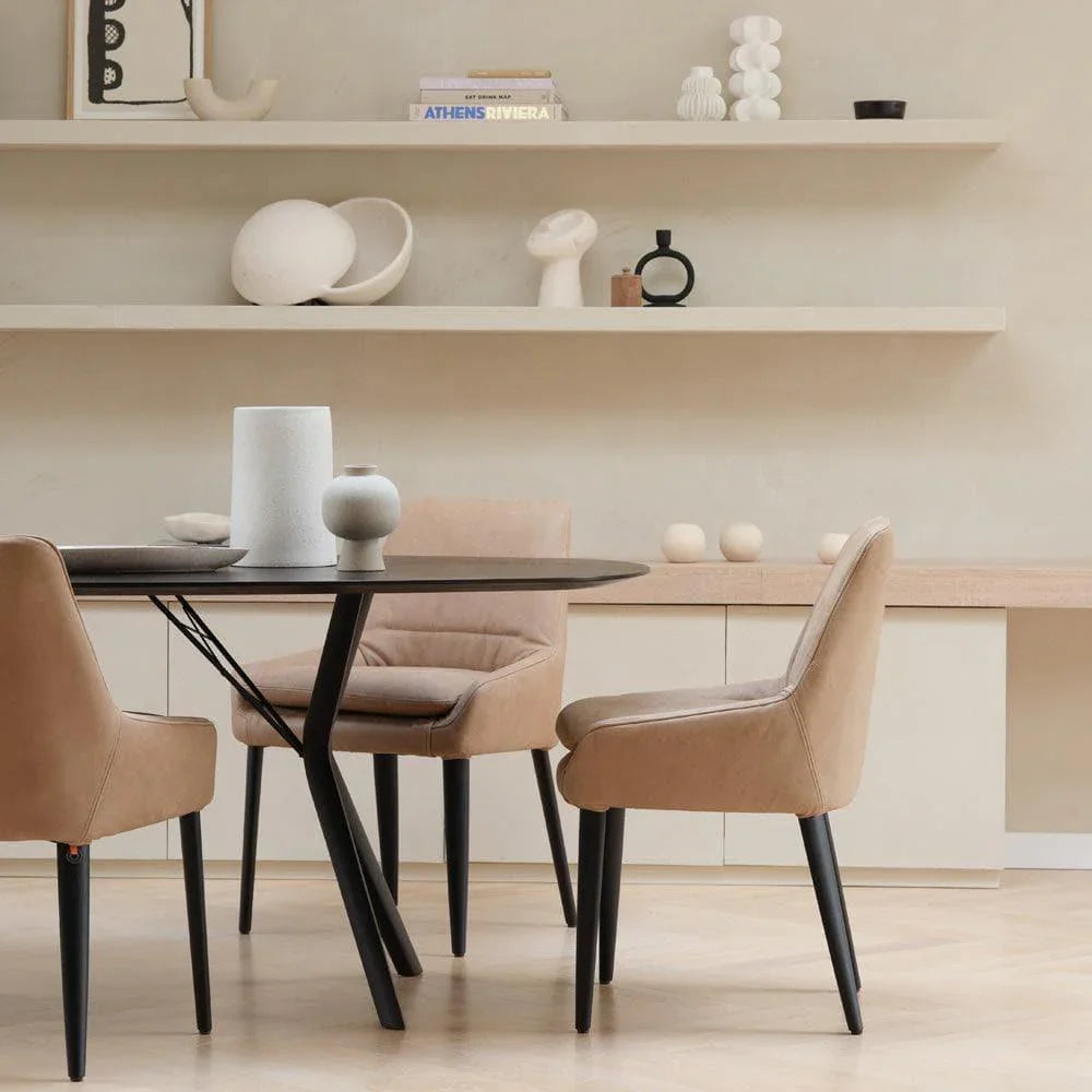 SAGA C0110 in einem modernen Essbereich mit Naturholztisch und dezenten Farben im skandinavischen Stil