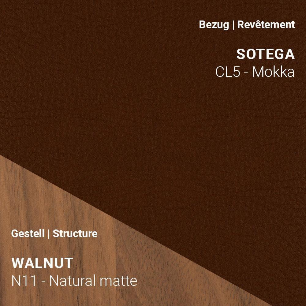 SAGA C0110 mit Stoff Sotega CL5 Mokka auf Nussbaum Natural Matte Gestell (N11)