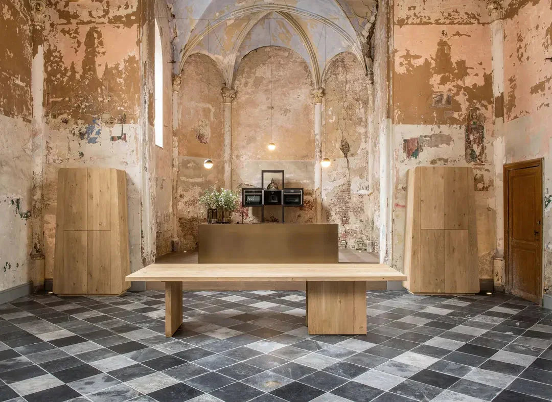 Esstisch SYLVIA aus Teakholz in einem modernen Esszimmerambiente – kombiniert mit natürlicher Dekoration und warmen Lichtakzenten für gemütliches Wohnen mit Stil