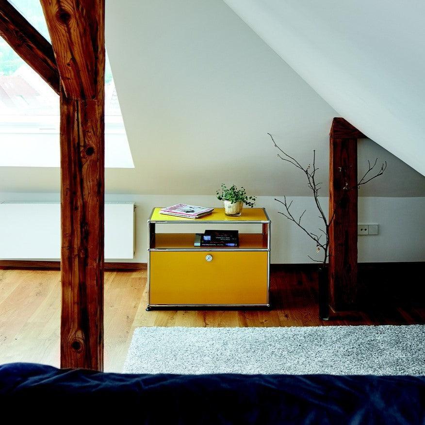 USM Haller Beistellmöbel O1 in Goldgelb als stilvoller Farbakzent im modernen Wohnzimmer – multifunktionaler Design-Kubus für Bücher, Deko oder Technik