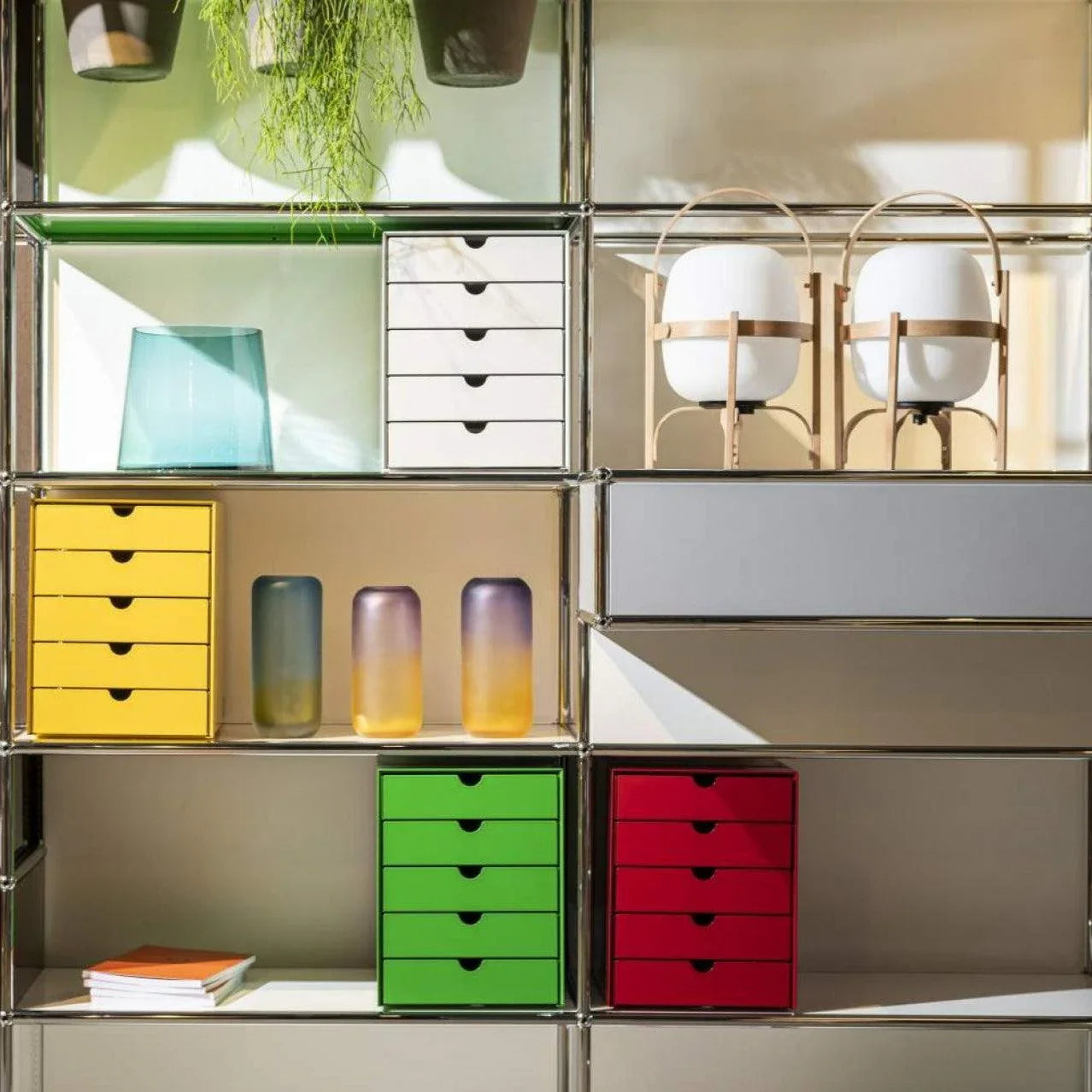 USM Inos K1 Schubladenkasten in verschiedenen Farben – stilvolle Beispielansicht der Farbvielfalt von klassisch bis modern im ikonischen USM Design