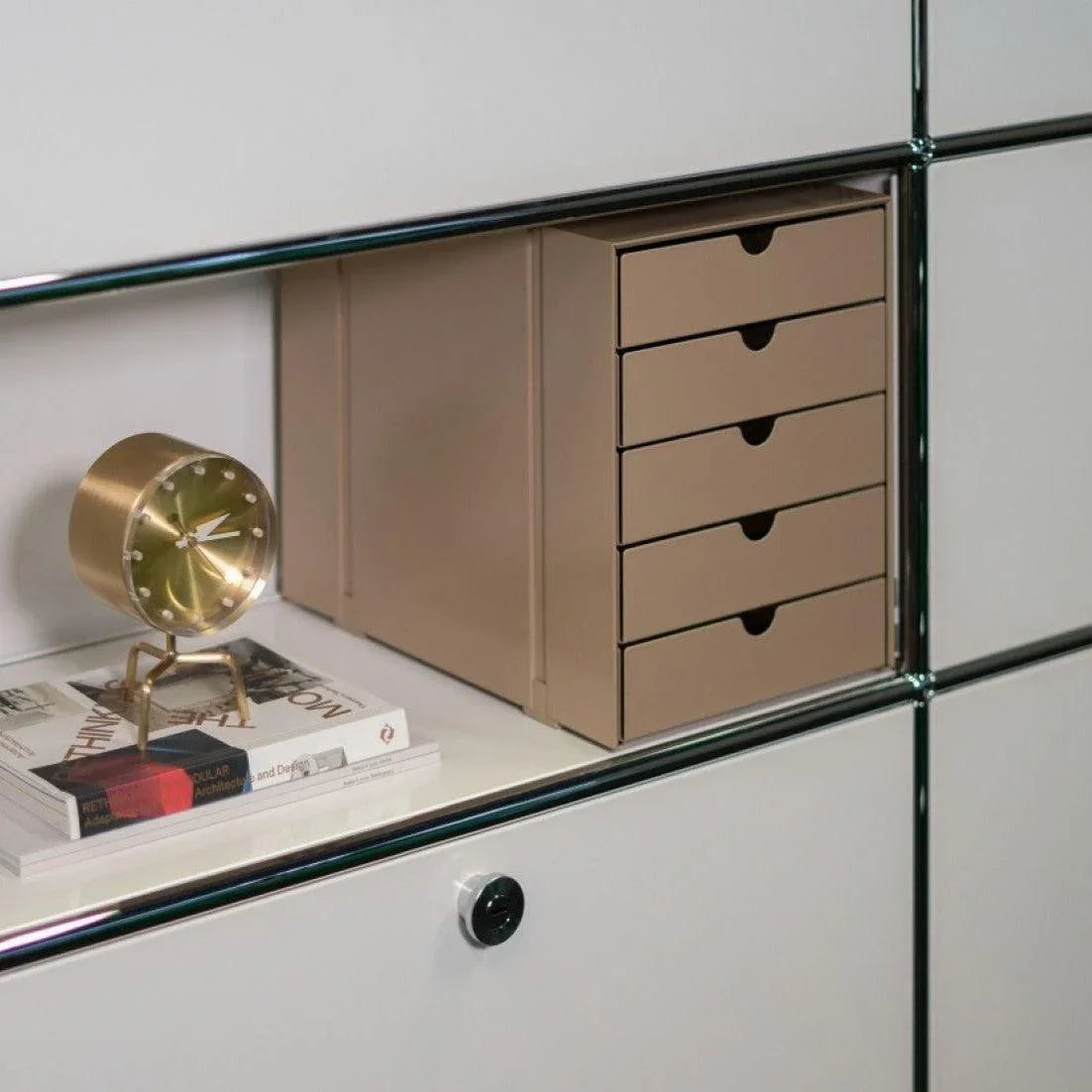 USM Haller Inos K1 in Beige – harmonischer Design-Schubladenkasten als Beispiel für elegante Farbvarianten im modernen Interieur
