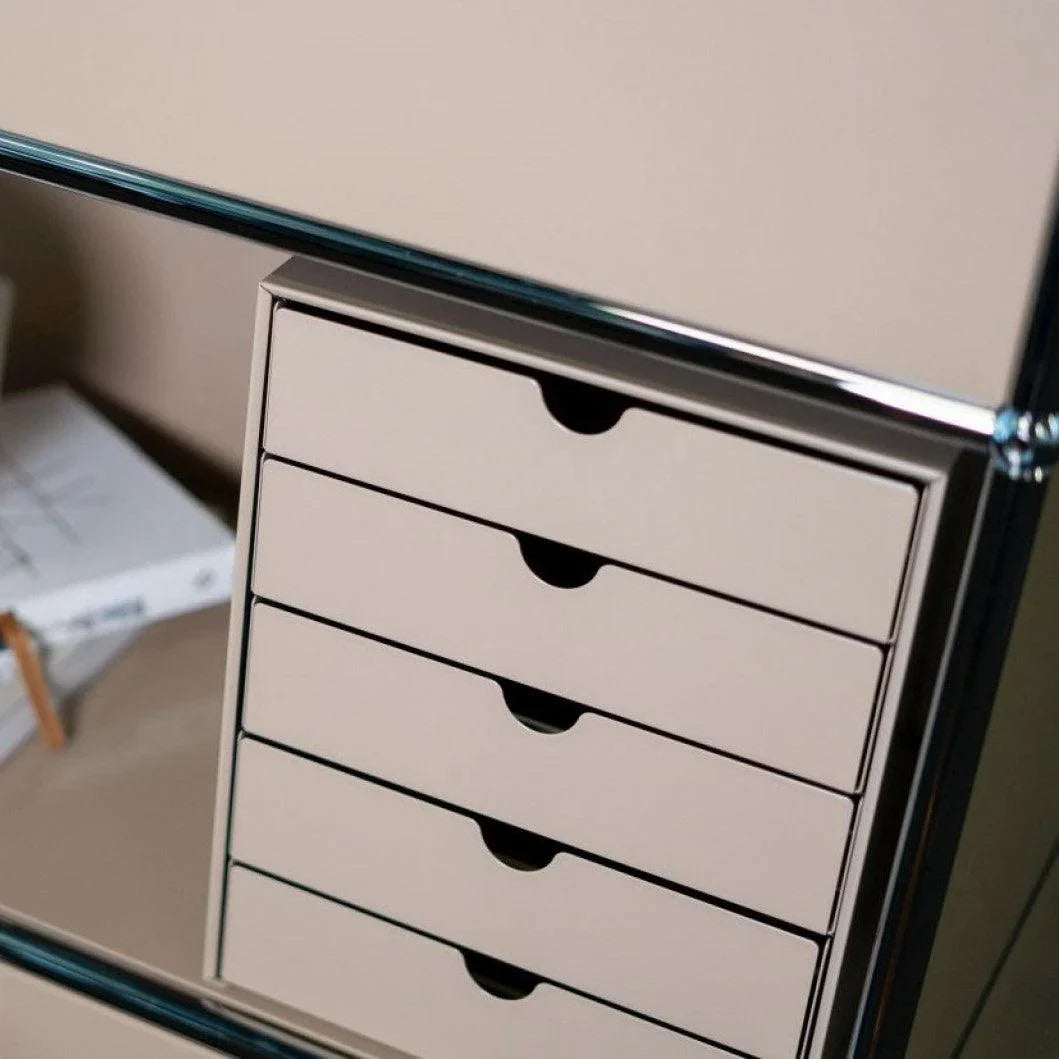 USM Haller Inos K1 Schubladenkasten in Lichtgrau – elegantes Beispiel für dezente Farbgestaltung im modernen Büro- oder Wohnambiente mit klassischem USM Design