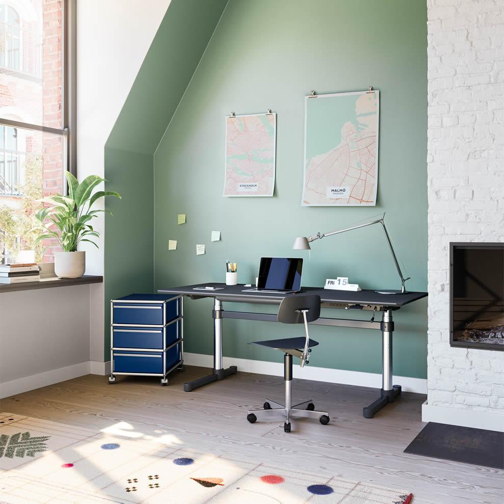 Blauer Rollcontainer M26 von USM Haller im modern eingerichteten Büro – farbstarker Ordnungshelfer für kreative Workspaces und zeitgemäßes Interior Design im Office