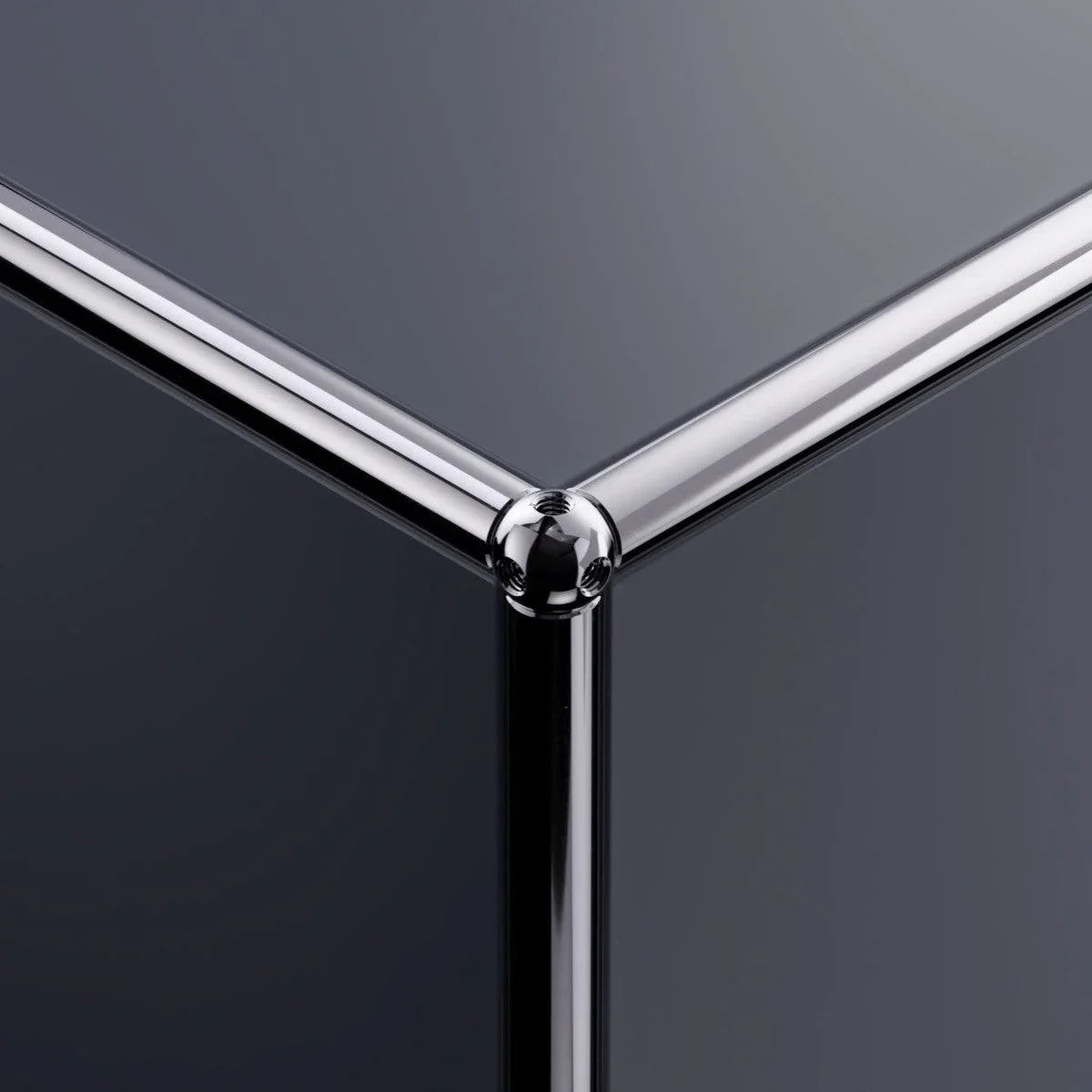 Kantenansicht des Sideboards E2 in Anthrazitgrau – dunkle Eleganz mit präziser Linienführung