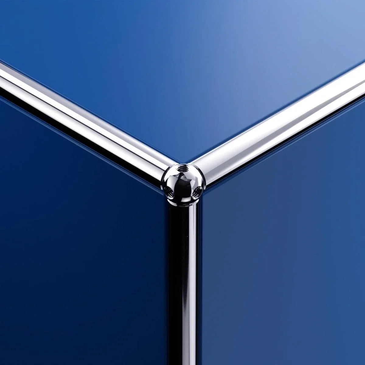 Kantenansicht des Sideboards E2 in Enzianblau – intensive Farbe mit klarer Geometrie