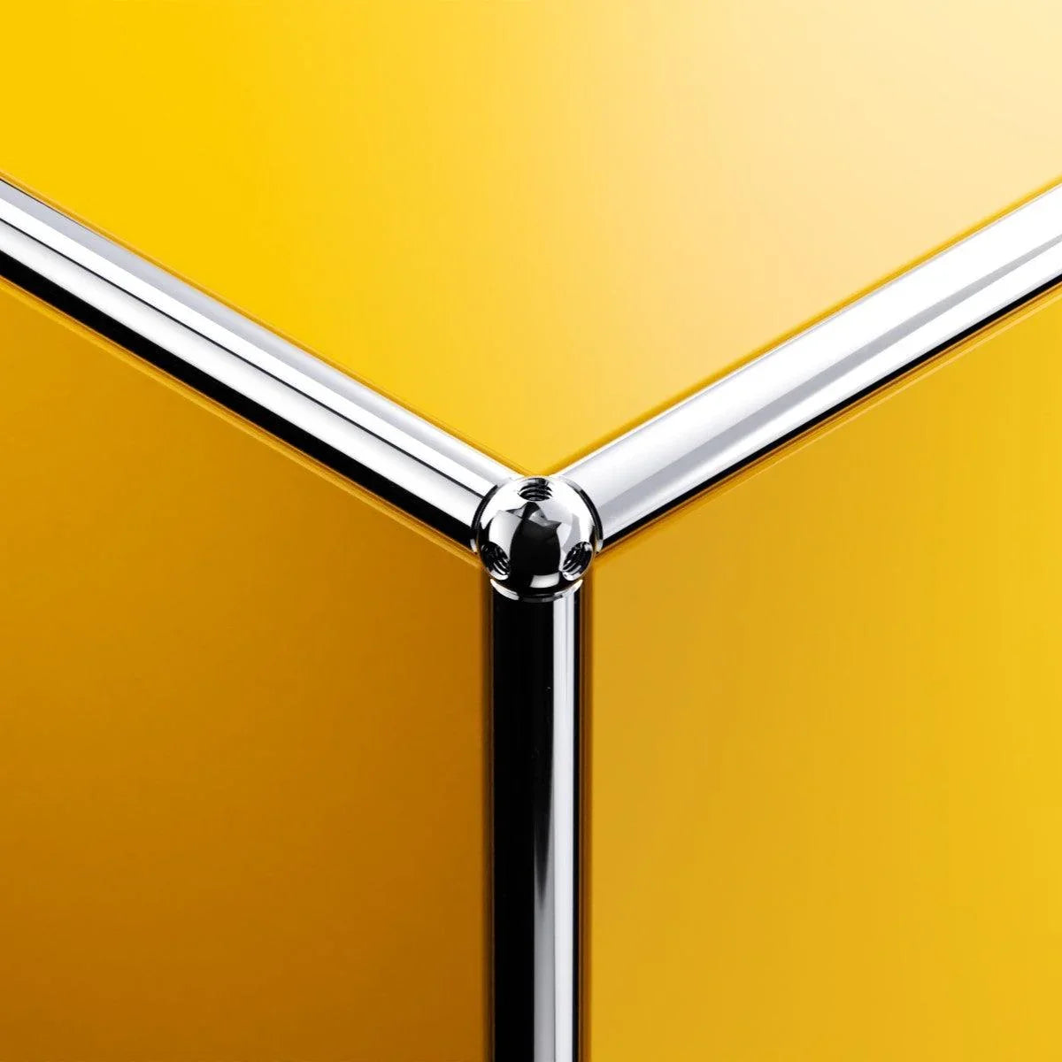 Detail der Kante beim USM E2 Sideboard in Goldgelb – farbstark, exakt und stilvoll