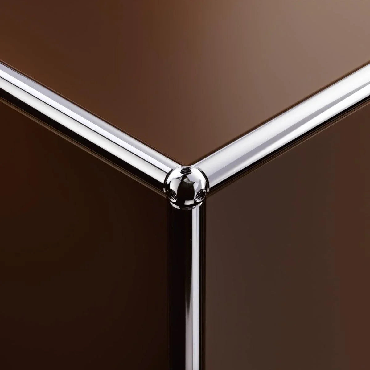 Kante des USM E2 Sideboards in Braun – detailgenaue Verarbeitung in harmonischer Farbnuance