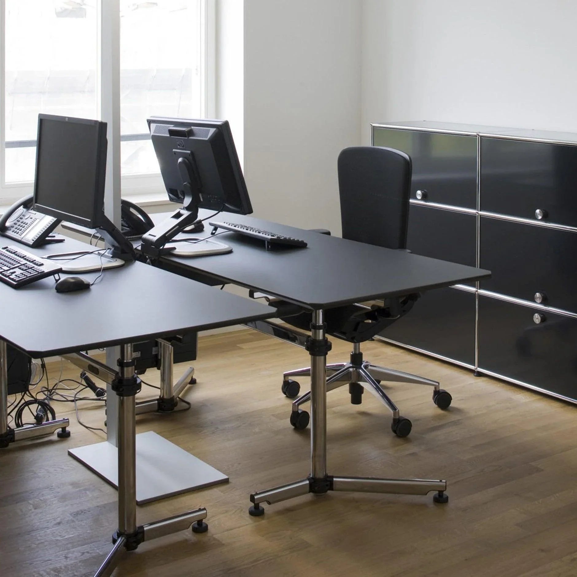 Kitos M Tisch von USM mit Linoleum Nero Oberfläche – flexibler Steh-Sitz-Arbeitsplatz im modernen Coworking Space