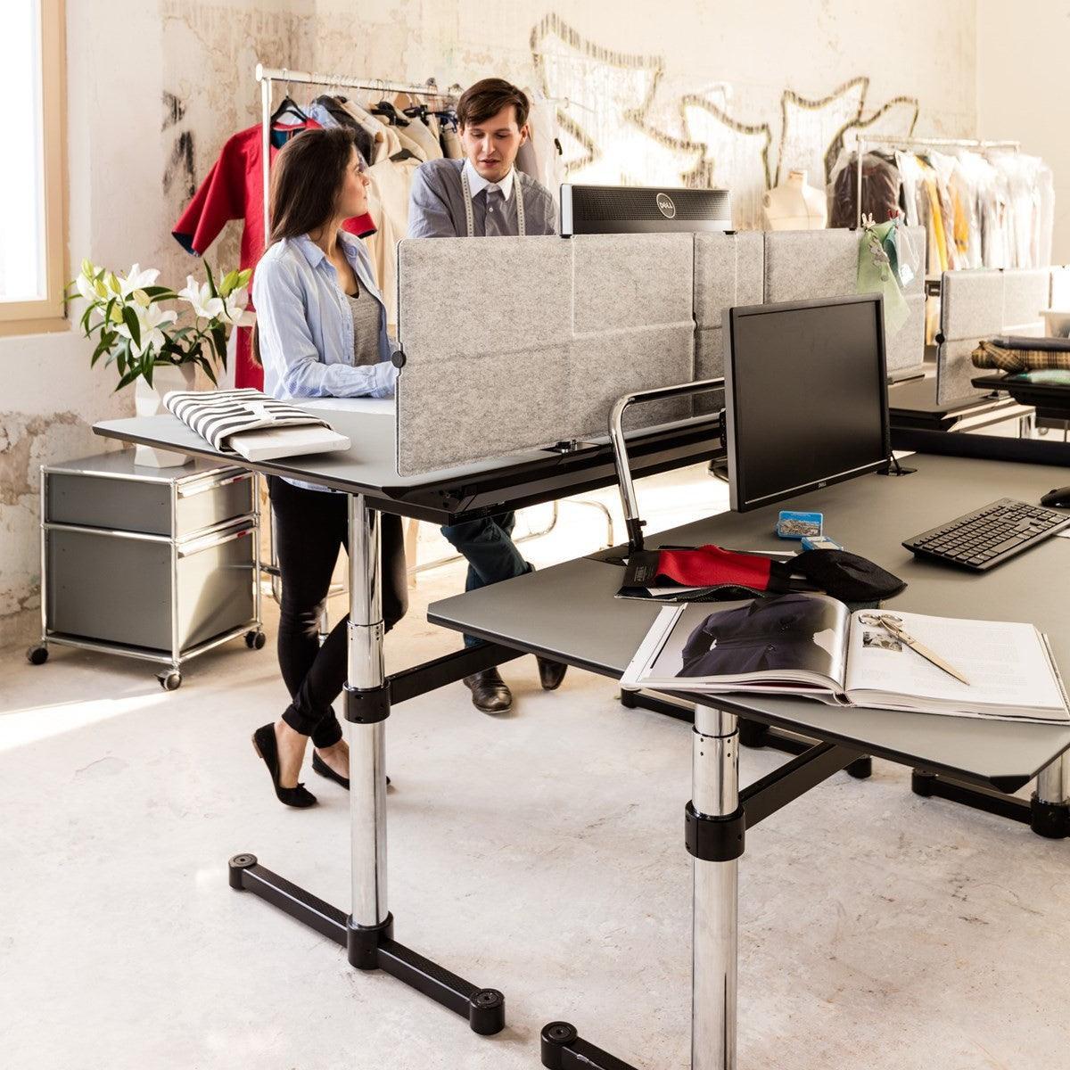 Zwei USM Kitos M Tische in Perlgrau als höhenverstellbarer Teamarbeitsplatz – funktionales Design für moderne Bürokonzepte und agile Arbeitsmethoden