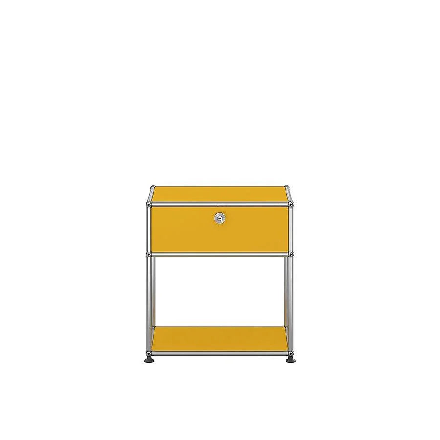 Frontale Ansicht des USM Haller Nachttischs M54 in Goldgelb – auffälliges Designobjekt für moderne Räume mit farbenfrohem Akzent