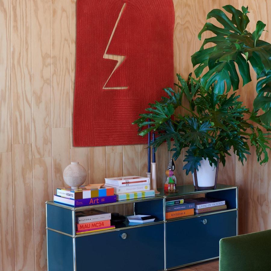 USM Sideboard O2 in Enzianblau – moderne Beispieleinrichtung im Office oder Wohnbereich, mit modularer Struktur, kräftiger Farbe und klarer Linienführung für stilvolle Aufbewahrung