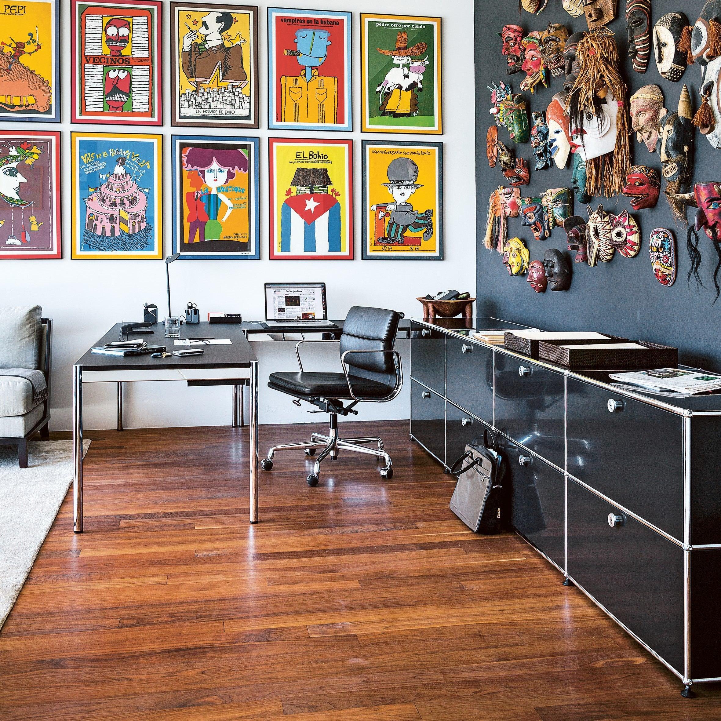 Design-Schreibtisch T69 mit schwarzer Linoleum-Oberfläche in einem Architekturbüro – funktionaler Arbeitsplatz im Industrial-Look mit Charakter