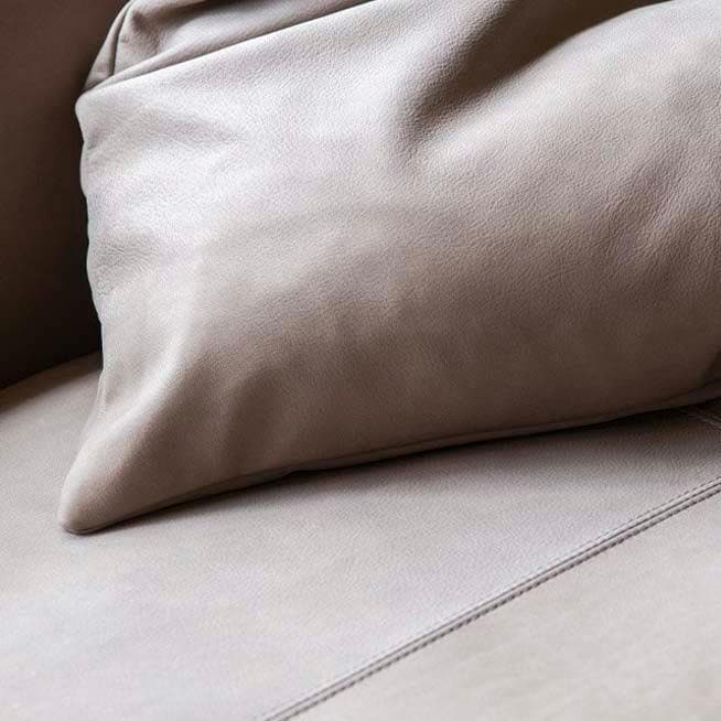 Leder-Detailaufnahme des Vetsak Sitzelements in Stone – edles Echtleder im Kontext einer gemütlichen Wohnraumszene kombiniert mit Designmöbeln