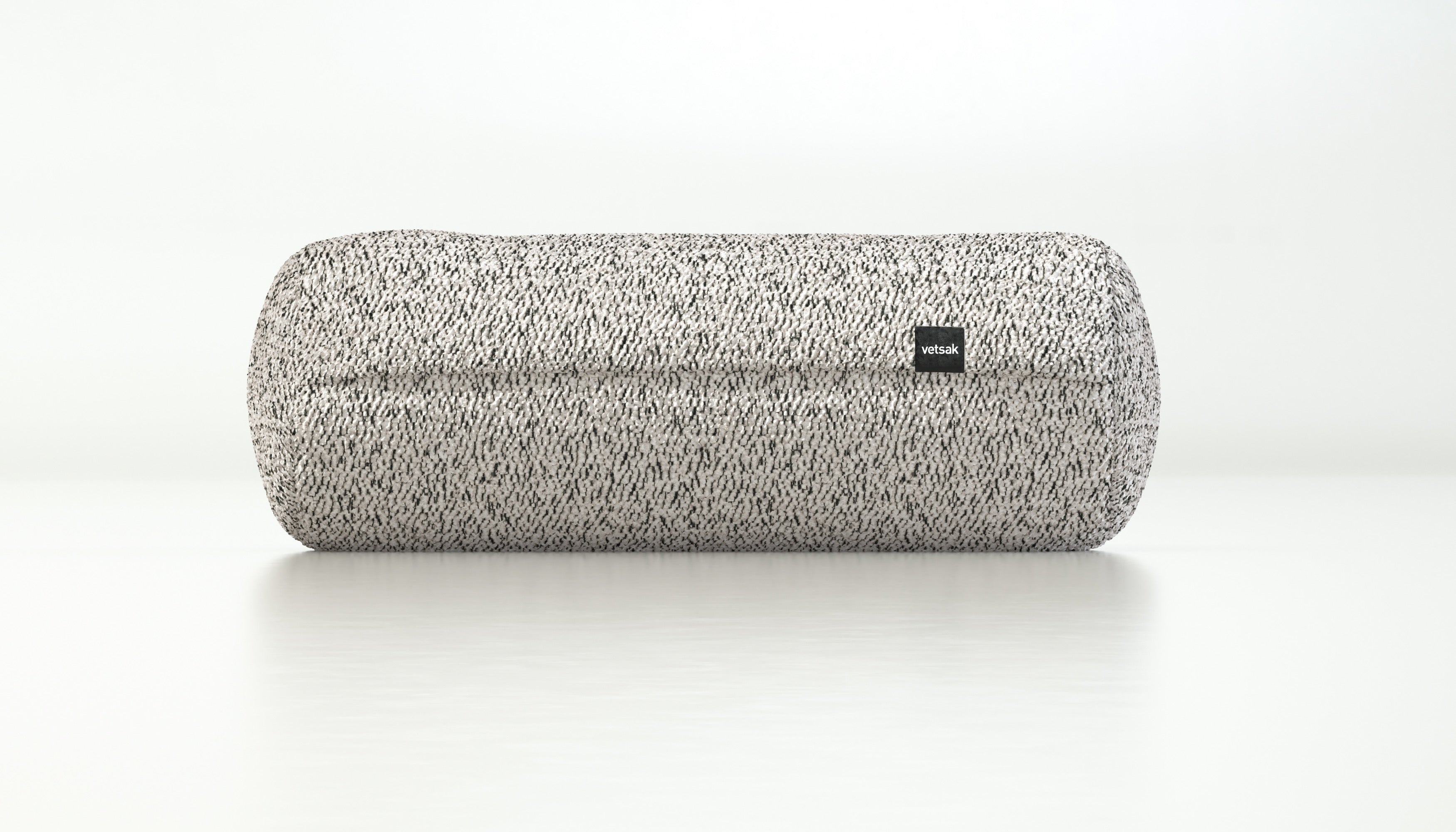 Noodle Kissen von vetsak in Loop Loop Bounty – charmantes Sofakissen in beruhigendem Weißton