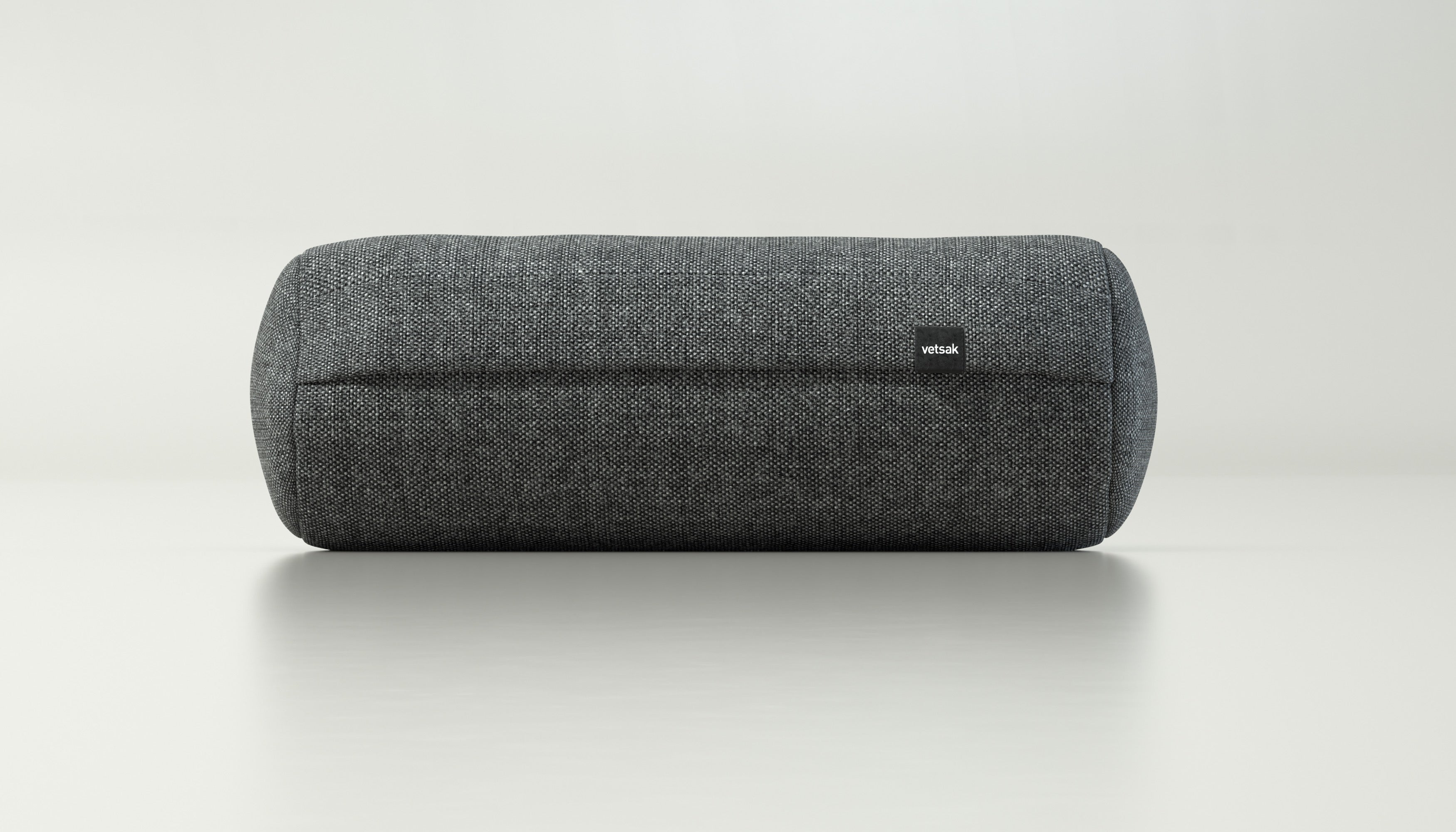 Noodle Kissen von vetsak in Piqué Dark Grey – flexible Form mit modernem Look für den Außenbereich