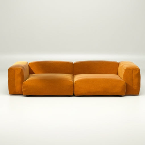 Sofa SET 02 in L mit Suave-Stoff Orange Blaze – kräftiger Akzent mit samtiger Oberfläche