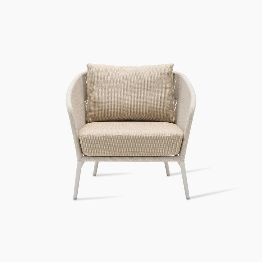 Fauteuil de jardin AKARI de Vincent Sheppard, coloris Dune White et Flax, avec coussin d'assise couleur Santal