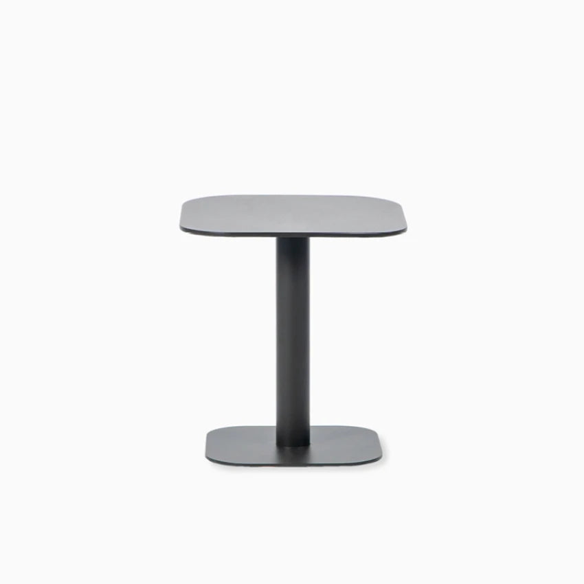 Table d'appoint Vincent Sheppard KODO avec structure en aluminium thermolaqué, couleur Fossil Grey.