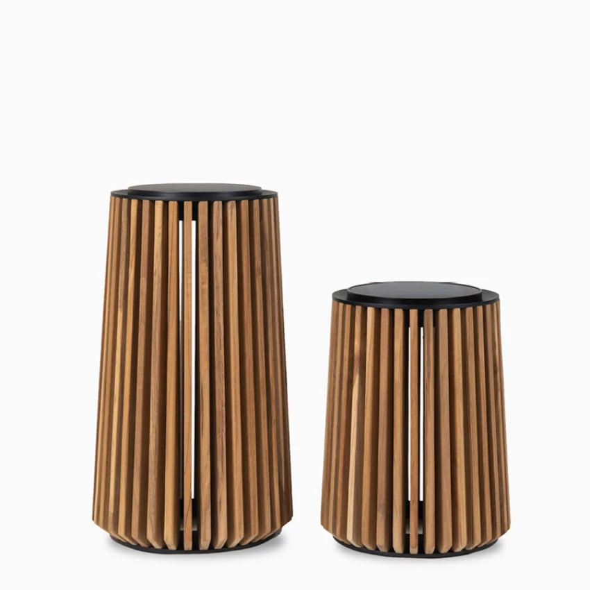 Lampe Outdoor MAYA de Vincent Sheppard, en teck avec une structure en aluminium noir