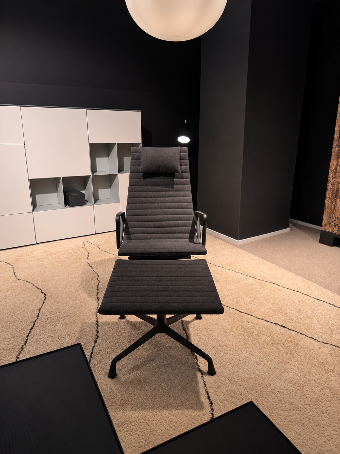 Fauteuil de détente Vitra EAMES EA 125 avec repose-pieds et revêtement Hopsak gris foncé